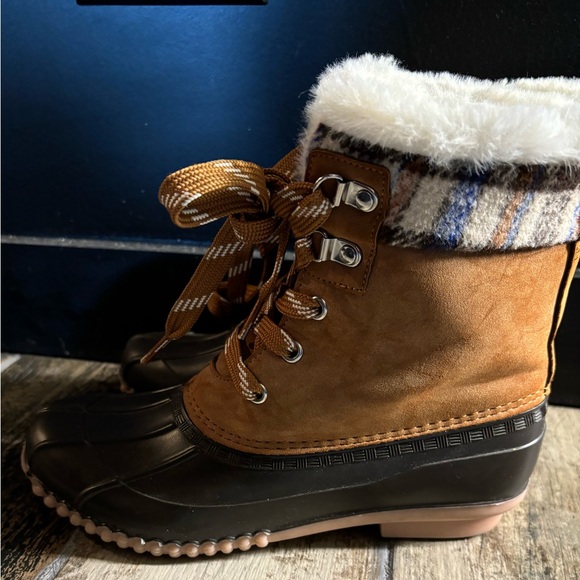 Boots - Picture 4 of 6